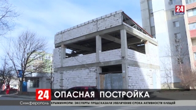 Опасности недостроев. Стена рухнула на припаркованный автомобиль