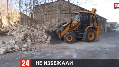 В Симферополе забор частного дома рухнул и обвалил газовую трубу