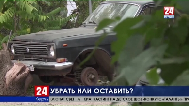 Убрать или оставить? Житель Керчи на общей придомовой территории создал целый автопарк