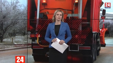 Коммунальные машины борются с гололедицей на улицах Симферополя