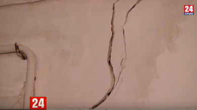 Когда ремонт: жители Керчи обнаружили расщелины в детской поликлинике