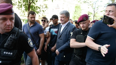 Порошенко закидали яйцами после допроса
