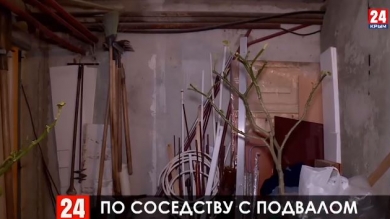 По соседству с подвалом. Власти Керчи решают, чем помочь жильцам небезопасной квартиры
