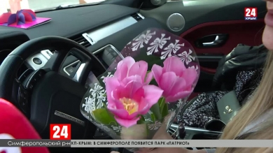 На Ангарском перевале женщинам-водителям дарили цветы от Госавтоинспекции