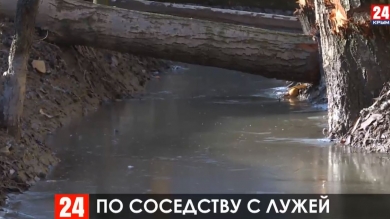 Лужи на улицах Симферополя стали препятствием для местных жителей