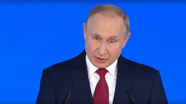 К середине наступающего десятилетия нужно обеспечить естественный прирост населения - Владимир Путин