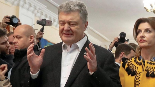 Мнение: Порошенко серьёзно рискует, оставаясь на Украине после поражения на выборах