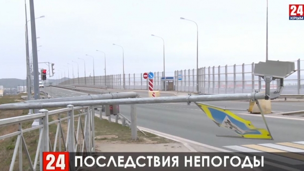 В Керчи бушует шторм: повалены деревья, билборды и столбы