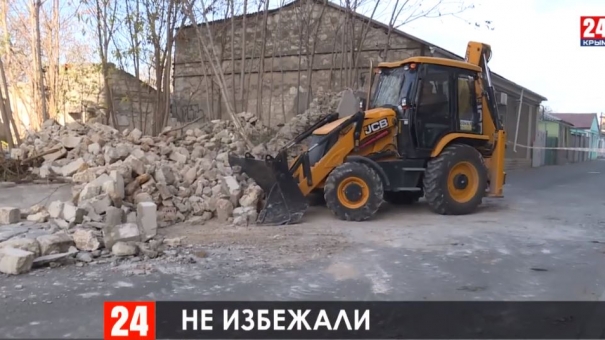 В Симферополе забор частного дома рухнул и обвалил газовую трубу