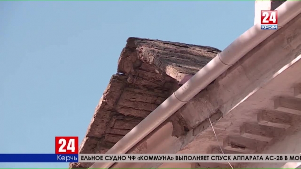 В Керчи на голову женщине обрушилась часть фасада здания. Пострадавшая госпитализирована