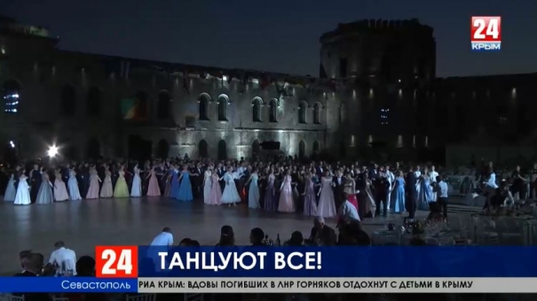 Невероятные костюмы, музыка и танцы. В Севастополе прошёл VI Большой офицерский бал