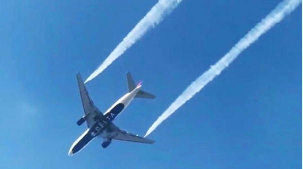 В США пассажирский самолет сбросил топливо на детскую площадку