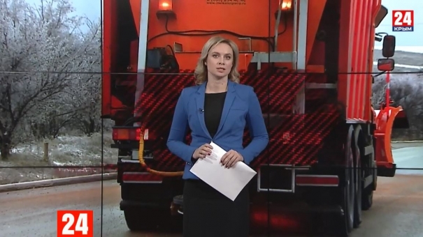 Коммунальные машины борются с гололедицей на улицах Симферополя