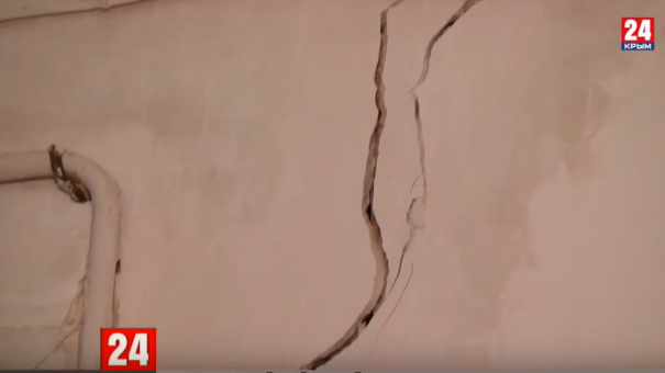 Когда ремонт: жители Керчи обнаружили расщелины в детской поликлинике
