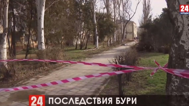 В Керчи вторые сутки бушует ураган