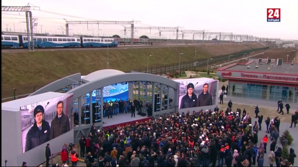 Президент России Владимир Путин дал старт железнодорожному сообщению по Крымскому мосту.