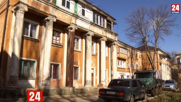 Жители одного из общежитий Керчи жалуются на некачественный ремонт в здании