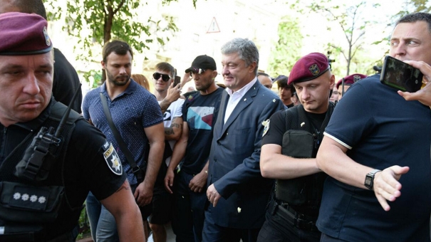 Порошенко закидали яйцами после допроса