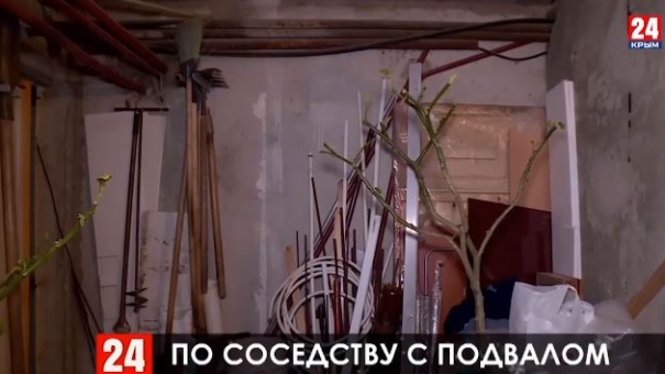 По соседству с подвалом. Власти Керчи решают, чем помочь жильцам небезопасной квартиры