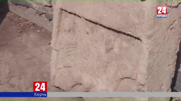 Во время раскопок под Керчью археологи обнаружили большой фрагмент двухметровой стелы