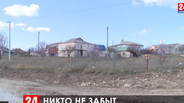 Поисковики поднимают останки советских солдат, обнаруженных при строительстве дороги под Керчью