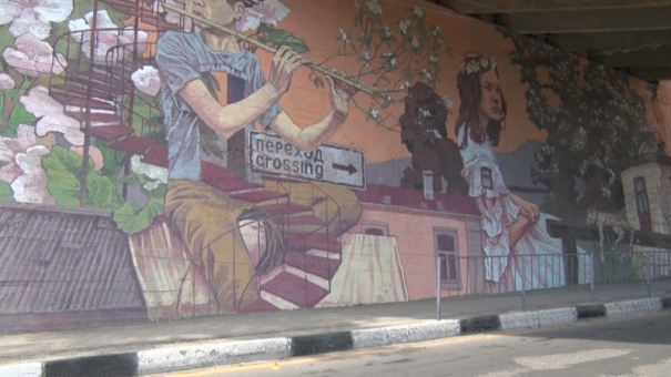 Необычное граффити появилось на въезде в Ялту