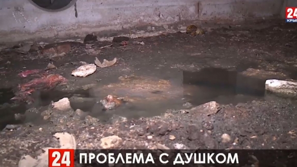 Канализационные стоки затопили подвалы нескольких многоэтажек в Керчи