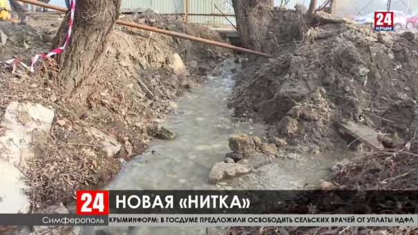 На улице Титова в Симферополе прокладывают новый канализационный коллектор