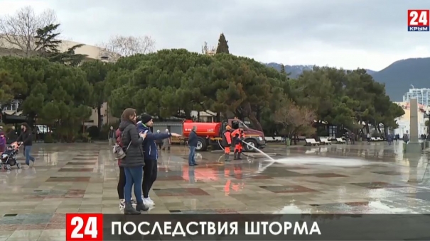 В Ялте коммунальные службы приводят в порядок набережную