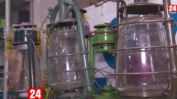 Керчанин собрал в своей коллекции сотни фонарей и старинных предметов быта